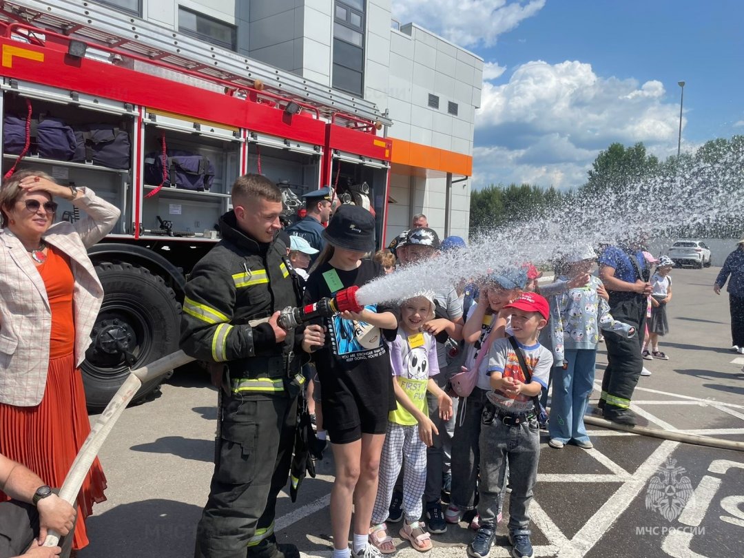 Сотрудники МЧС организовали выездную выставку пожарной техники для школьников Пущино